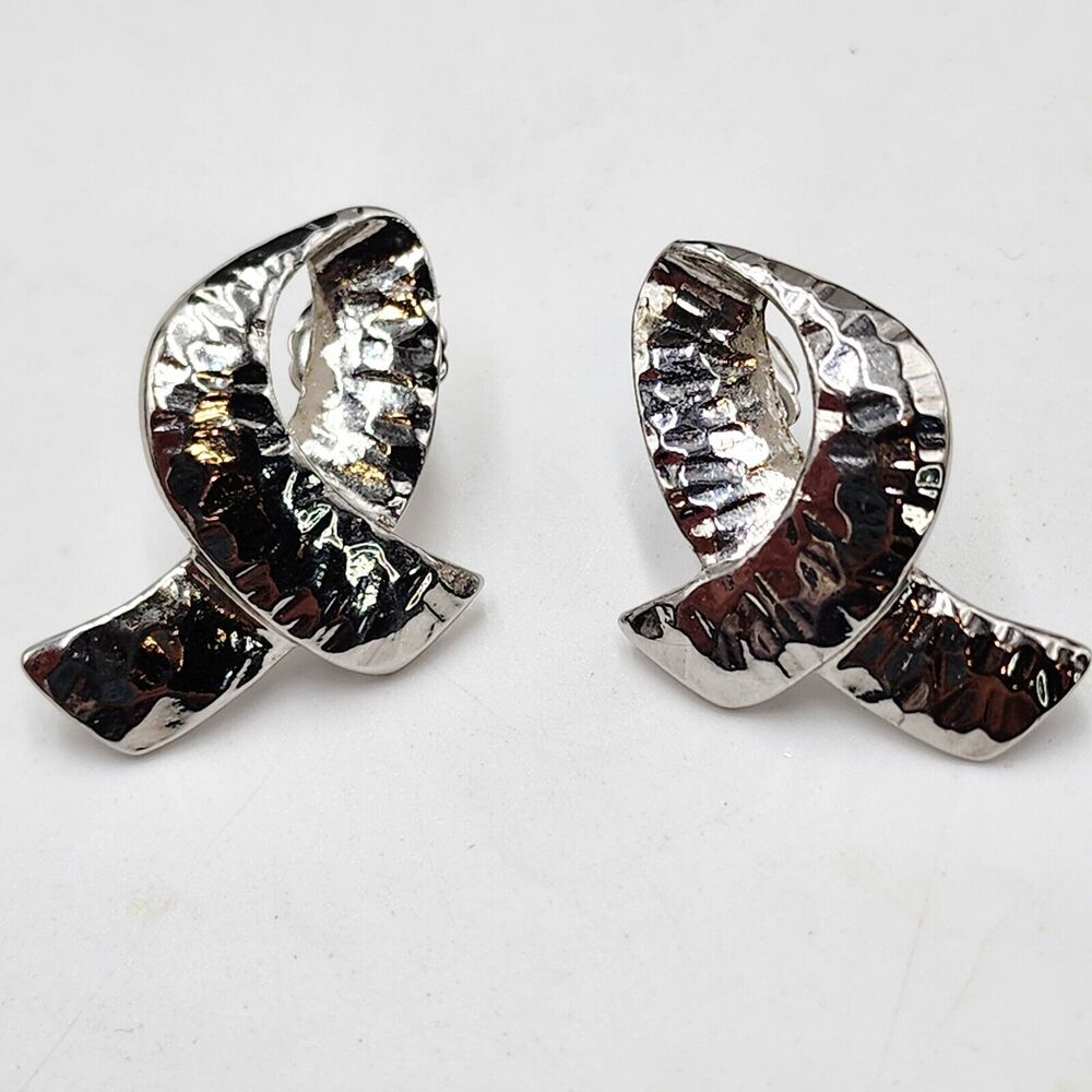 Vintage Avon 1989 Hammered Loop Ribbon Pierced Earrings Silver Tone Stud